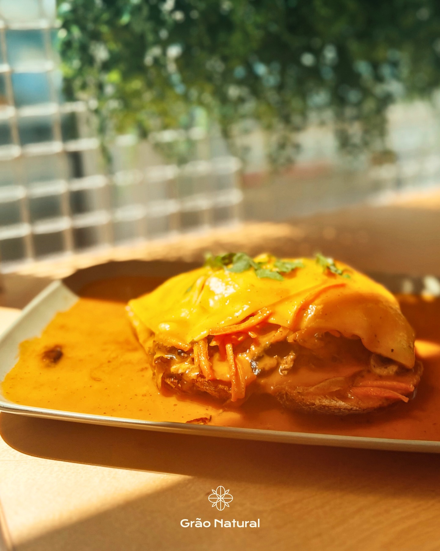 Hoje é o 𝗗𝗶𝗮 𝗱𝗼 𝗤𝘂𝗲𝗶𝗷𝗼… e nós celebramos à nossa maneira! 😋🌱🧀
A nossa francesinha vegan prova que é possível manter a tradição, reinventando-a com ingredientes vegetais e muito amor. 🫶
Já experimentaste? 🤤
_
#GraoNatural #AlimentaOTeuDia #FrancezinhaVegan #ArcosDeValdevez