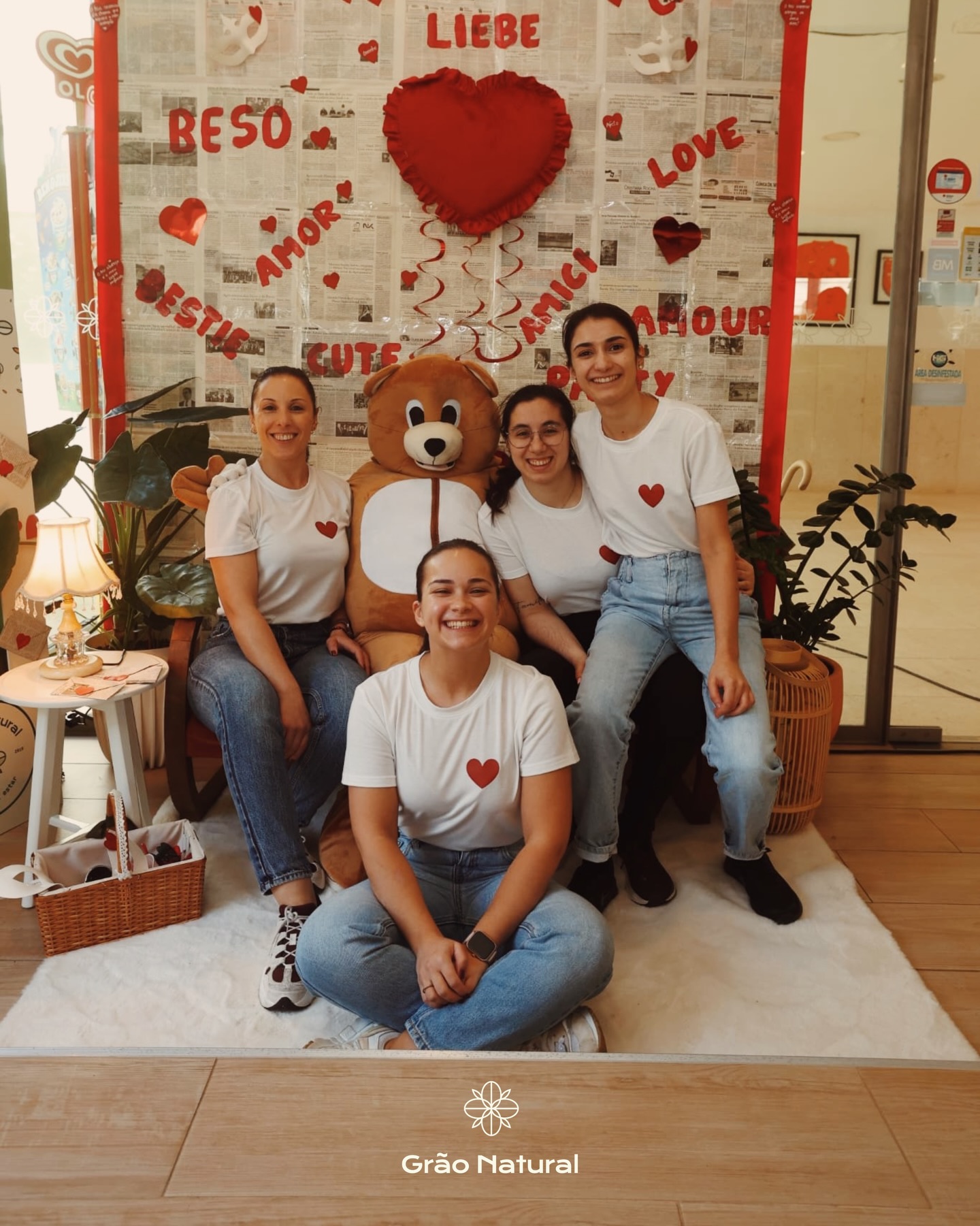 Hoje as nossas mesas enchem-se de risos, de conversas demoradas e de pequenos gestos que dizem “gosto de ti”. ❤️🥹
Obrigado por escolherem o Grão Natural para celebrar o São Valentim. É um privilégio fazer parte de momentos tão especiais. ✨
Um agradecimento também ao @sushimaketto e @jorge_araujo_dj_producer por se juntarem a nós neste evento especial. 🤝
Que nunca faltem motivos para brindar, sorrir e estarmos juntos. Feliz São Valentim! 💌
#graonatutal #saovalentim #diadosnamorados #alimentaoteudia #arcosdevaldevez