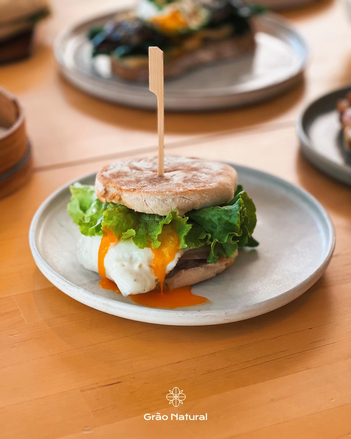 Sim, vai sujar as mãos. Sim, vale totalmente a pena. 🤤🍔🤭
Já experimentaste os nossos hambúrgueres? Temos opções para todos os gostos: incluindo opções vegan e sem gluten! 🌱😋
Consulta o nosso menu no link na bio! 🔗
#graonatural #alimentaoteudia #arcosdevaldevez #brunch #hamburgueres