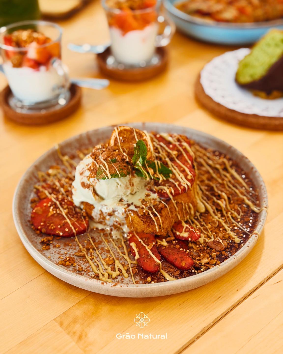 Faça chuva ou faça sol… esta nunca falha! 🤭☀️🌧️
Vem provar a nossa french toast: com pão brioche, compota frutos vermelhos, bola de gelado de pistácio, granola, morangos, cacau e topping de pistácio. Não te irás arrepender! 🤤
#graonatural #brunch #alimentaoteudia #frenchtoast #arcosdevaldevez