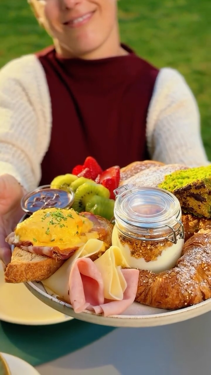 ❤️🥐 No dia 25 de abril, o Grão Natural convida-te a celebrar com o Cravos & Croissants: um brunch especial, boa companhia e música ao som do DJ Fit Beat para dar o ritmo à manhã.

Entre sabores, conversas e aquele ambiente que já conheces, prometemos uma manhã diferente e divertida… como Abril merece. 😍

☎️ Reserva já a tua mesa: +351 935 811 584

#graonatural #cravosecroissants #arcosdevaldevez #25deabril #brunch