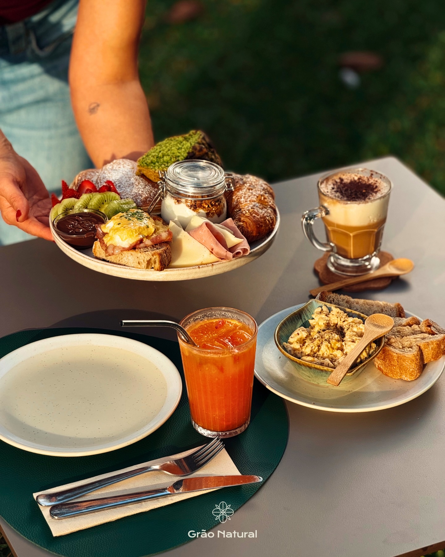 A liberdade também se celebra assim. 😍🍴

À mesa, com um brunch pensado ao detalhe: do doce ao salgado, com tudo o que apetece e mais um bocadinho. 🤤

No dia 25 de abril, junta-te a nós para o Cravos & Croissants, um brunch especial com música ao som do @dj_fitbeat , das 10h30 às 13h00. 💚

Esperamos por ti. ✨

☎️ Reserva já a tua mesa: +351 935 811 584

#graonatural #cravosecroissants #arcosdevaldevez #25deabril #brunch
