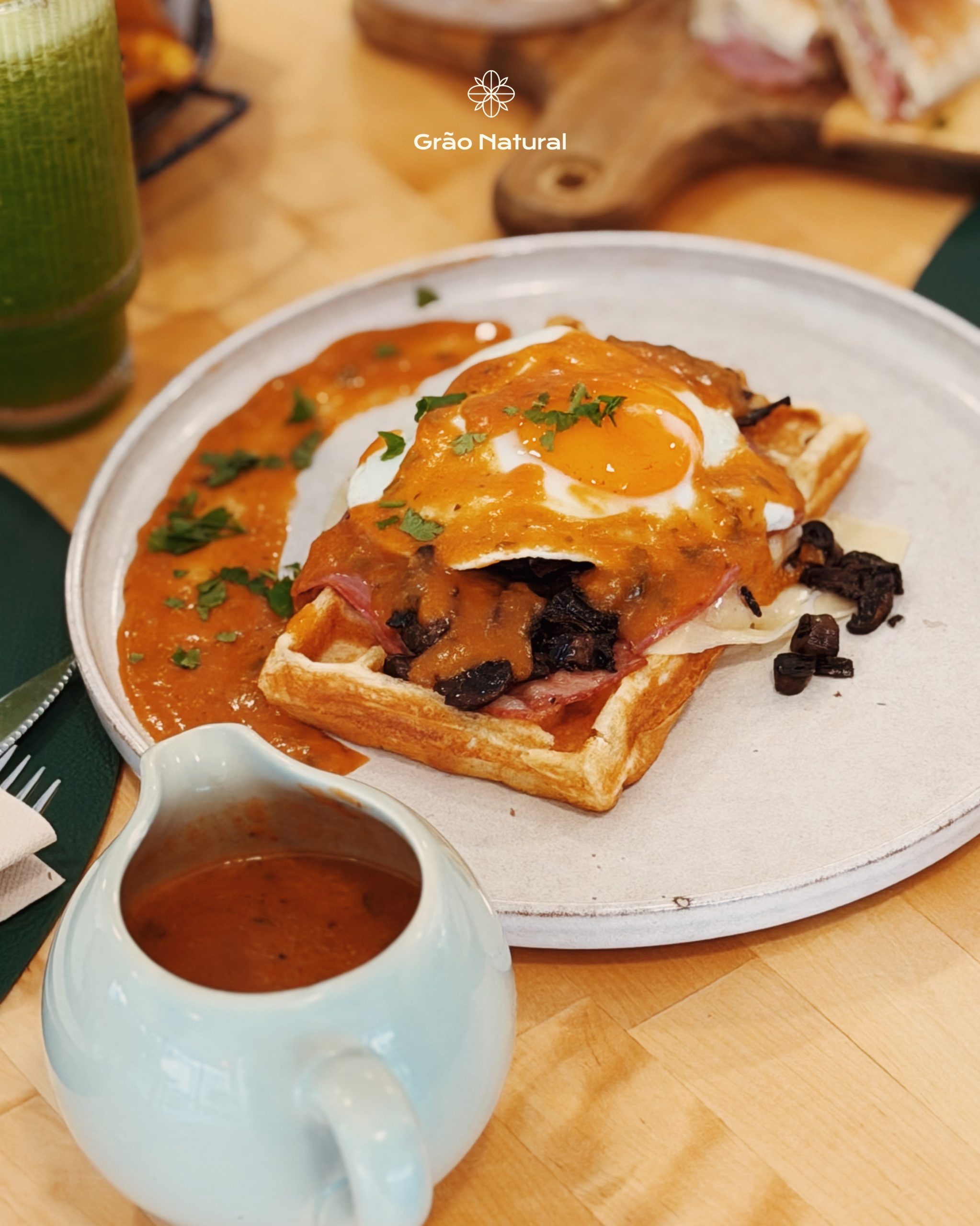Sim, o waffle dos teus sonhos existe. E está no Grão Natural. 🤤🧇🍳

Vem experimentar. 💚

#graonatural #alimentaoteudia #waffle #restaurante #arcosdevaldevez