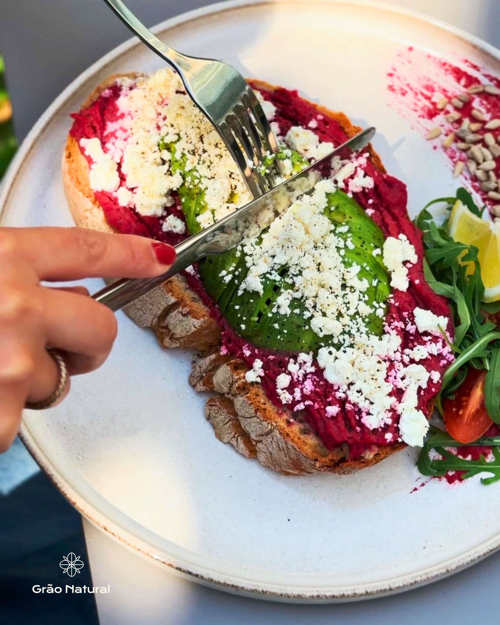 Chegou o verão! Parece-nos a desculpa perfeita para apresentar um dos novos sabores mais fresquinhos. 🥑🩷🌞

Descobre a nova tosta com húmus de beterraba, feta, abacate e mix de sementes. 🌱

Pronta para conquistar os teus almoços de verão. 💚

#graonatural #alimentaoteudia #arcosdevaldevez #comerbemviverbem #brunchlovers