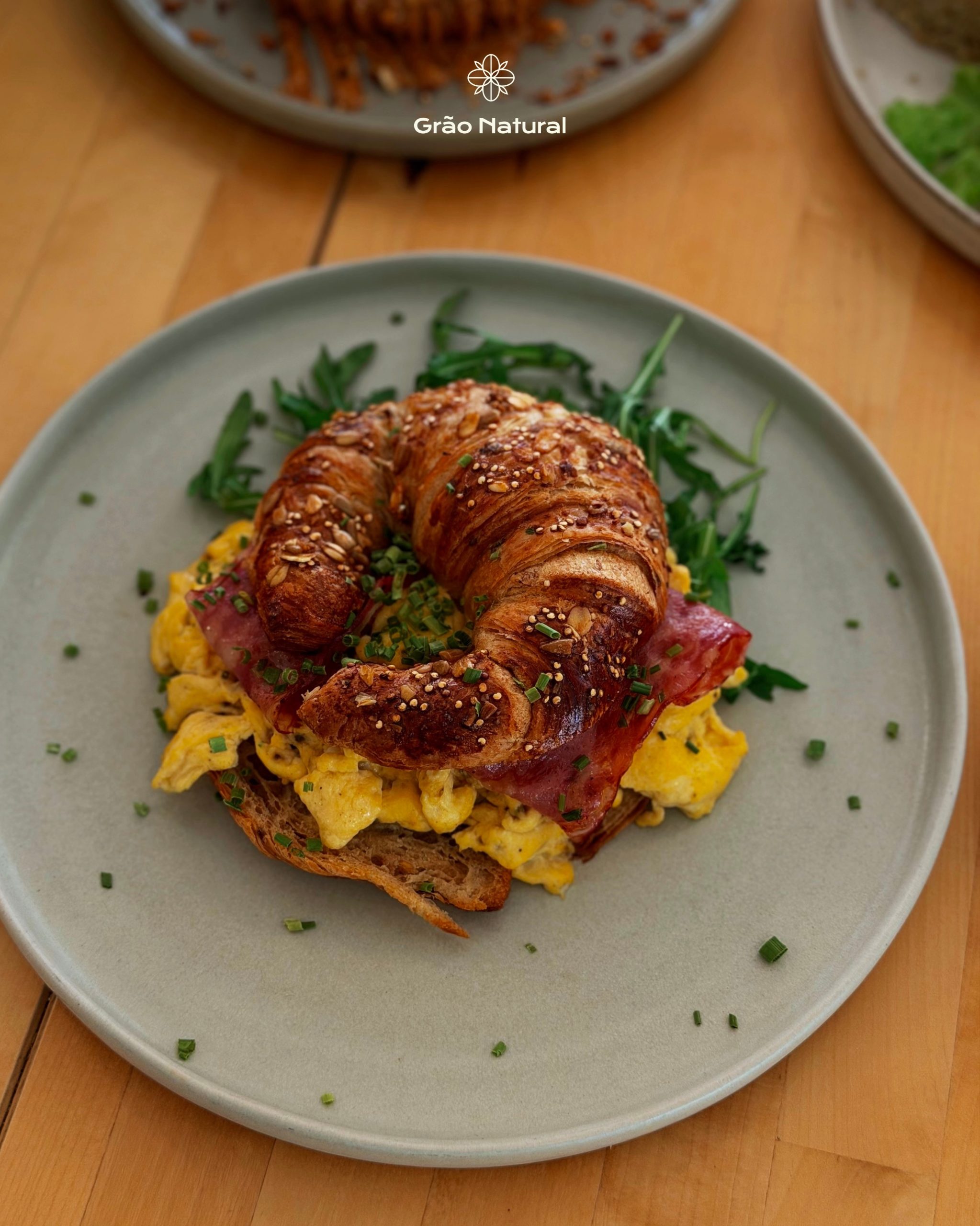 O mesmo croissant. Mil formas de o tornar inesquecível. 🥐😍✨
Agora podes escolher o nosso croissant de fermentação lenta como base e combiná-lo com os sabores que mais gostas. 🥹
Vem experimentar! 💚
#graonatural #alimentaoteudia #brunchportugal #restaurante #arcosdevaldevez