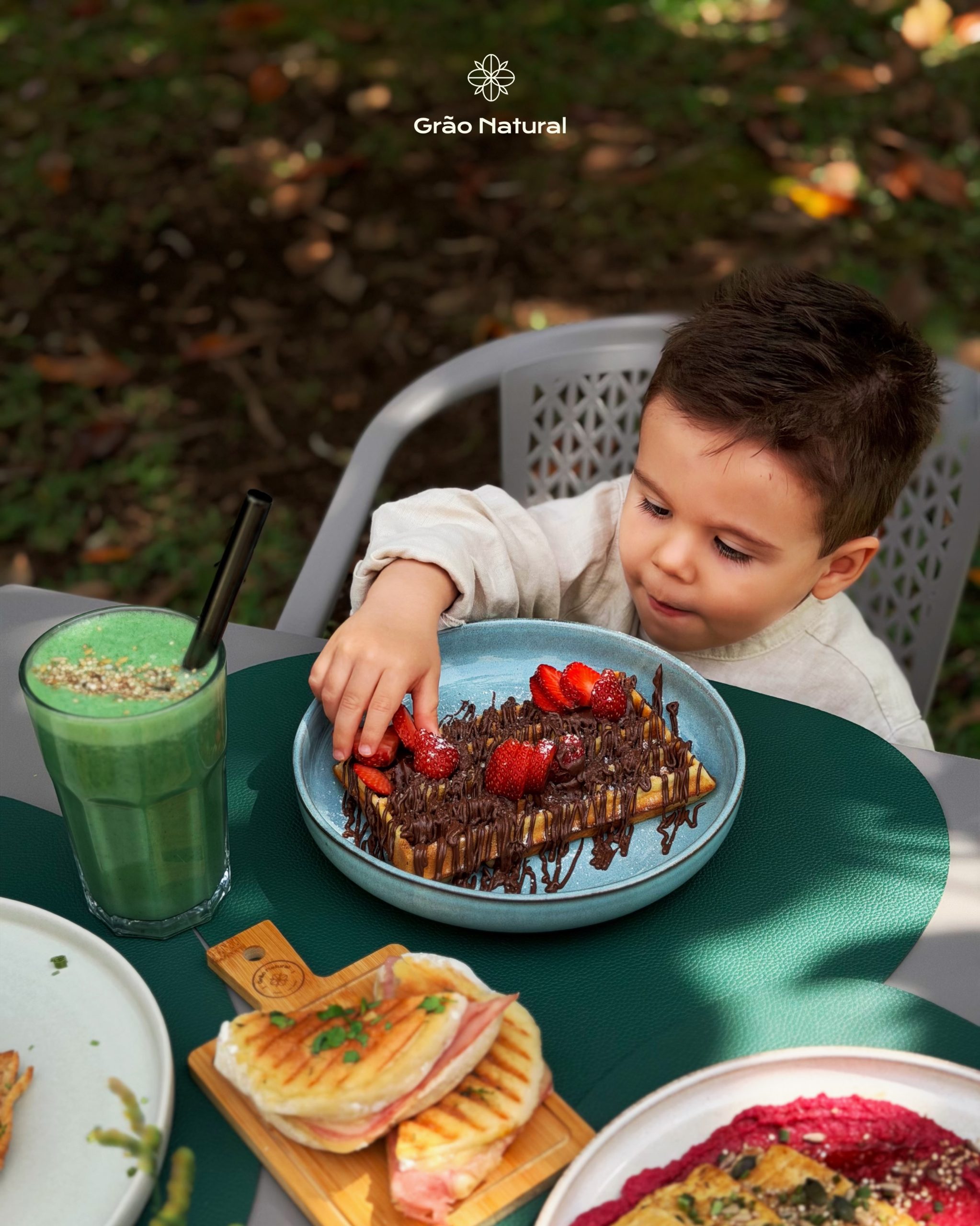 Para alguns o chocolate não é um só um simples extra… é o protagonista! 𝗙𝗲𝗹𝗶𝘇 𝗗𝗶𝗮 𝗠𝘂𝗻𝗱𝗶𝗮𝗹 𝗱𝗼 𝗖𝗵𝗼𝗰𝗼𝗹𝗮𝘁𝗲! 🍫🤤

👀 A desculpa perfeita para te renderes ao teu waffle favorito. Contamos contigo? 

#graonatural #alimentaoteudia #brunchportugal #restaurante #arcosdevaldevez