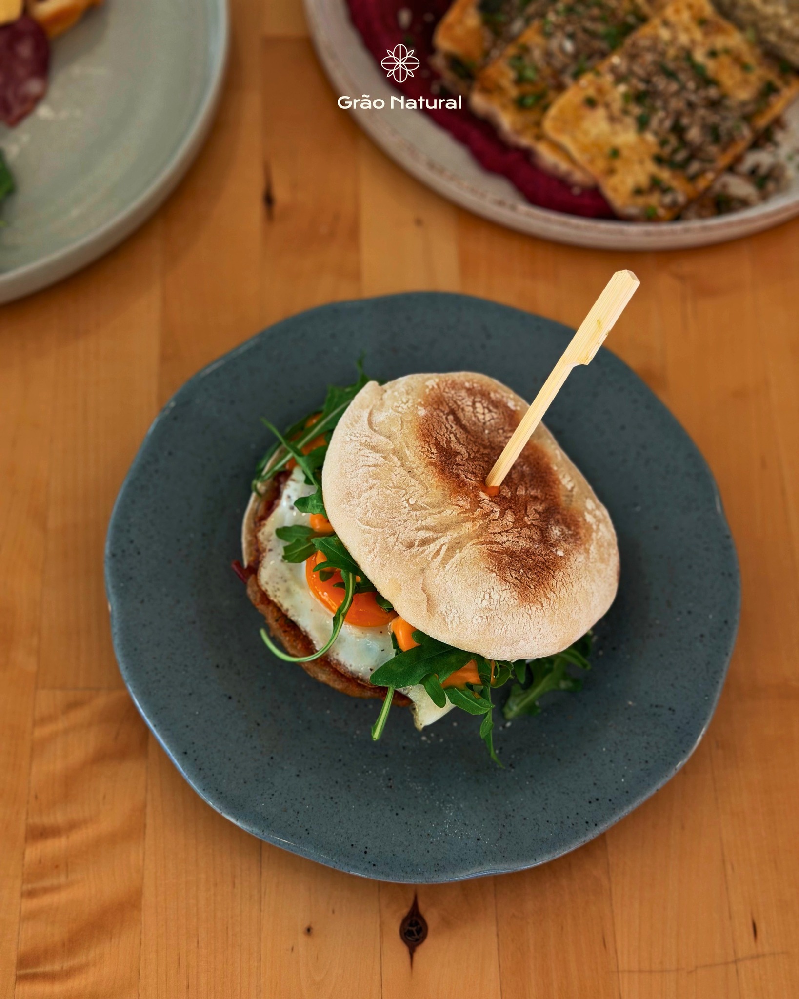Dos clássicos aos mais diferentes, dos sabores mais intensos às opções vegetarianas, os nossos hambúrgueres têm uma coisa em comum: são feitos para comer até à última dentada. 🤤🌱
Agora só falta escolher… qual vai para a tua mesa? 👀
⚠️ Lembra-te: estamos de férias de 31 de agosto a 14 de setembro.
Se ainda queres matar a vontade de um Grão Burguer, aproveita até este domingo! 🍔
#GraoNatural #GraoBurguers #Hamburguer #BrunchPortugal #ArcosDeValdevez