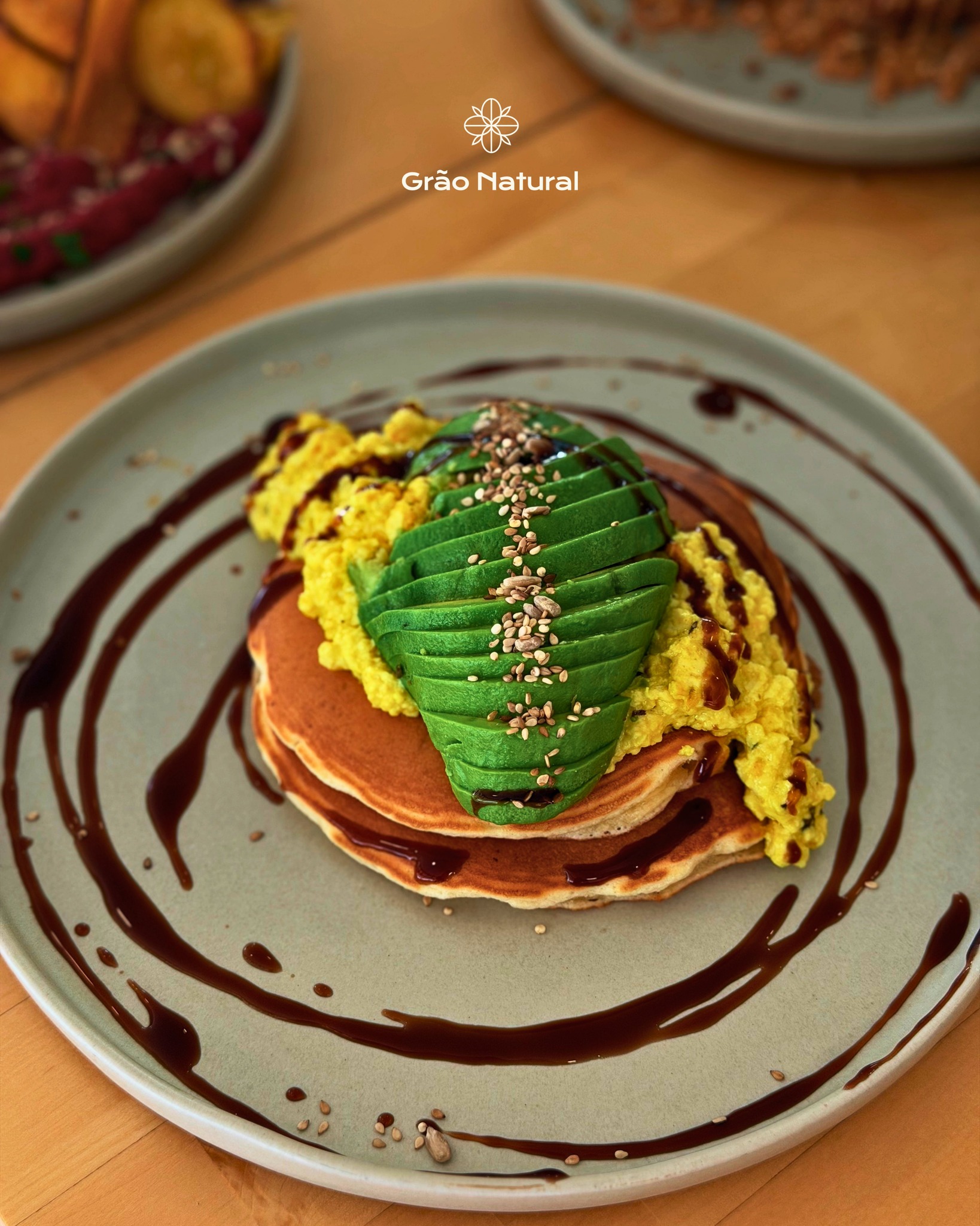 Começar bem o dia também é isto. 🌿🥞
Uma panqueca dourada, tofu mexido, abacate e aquele toque especial que transforma ingredientes simples numa combinação que dá vontade de repetir. 🤤
Começa o dia connosco. 😍💚
_
#graonatural #alimentaoteudia #arcosdevaldevez #comerbemviverbem #brunchlovers