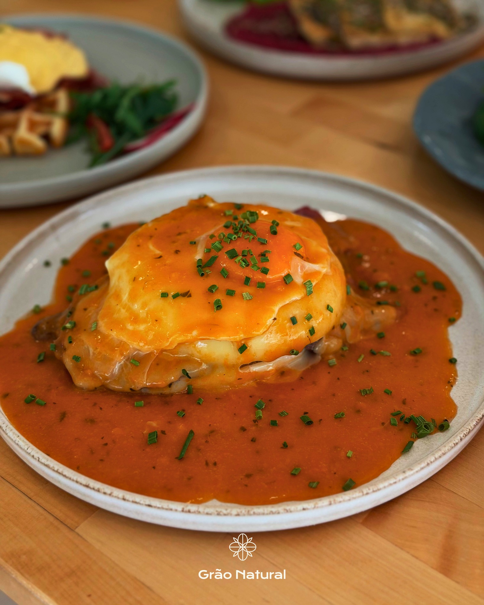 🍂 É oficialmente outono. E nós já entrámos no mood de comida de conforto.

E há melhor forma de começar esta estação do que com um Prego com Molho de Francesinha? 🤤🔥

Um prego suculento, pensado para aproveitar cada garfada e deixar o prato limpinho. 👀

Porque há dias em que tudo o que precisamos é disto. 🤎

_

#graonatural #alimentaoteudia #arcosdevaldevez #comerbemviverbem #brunchlovers