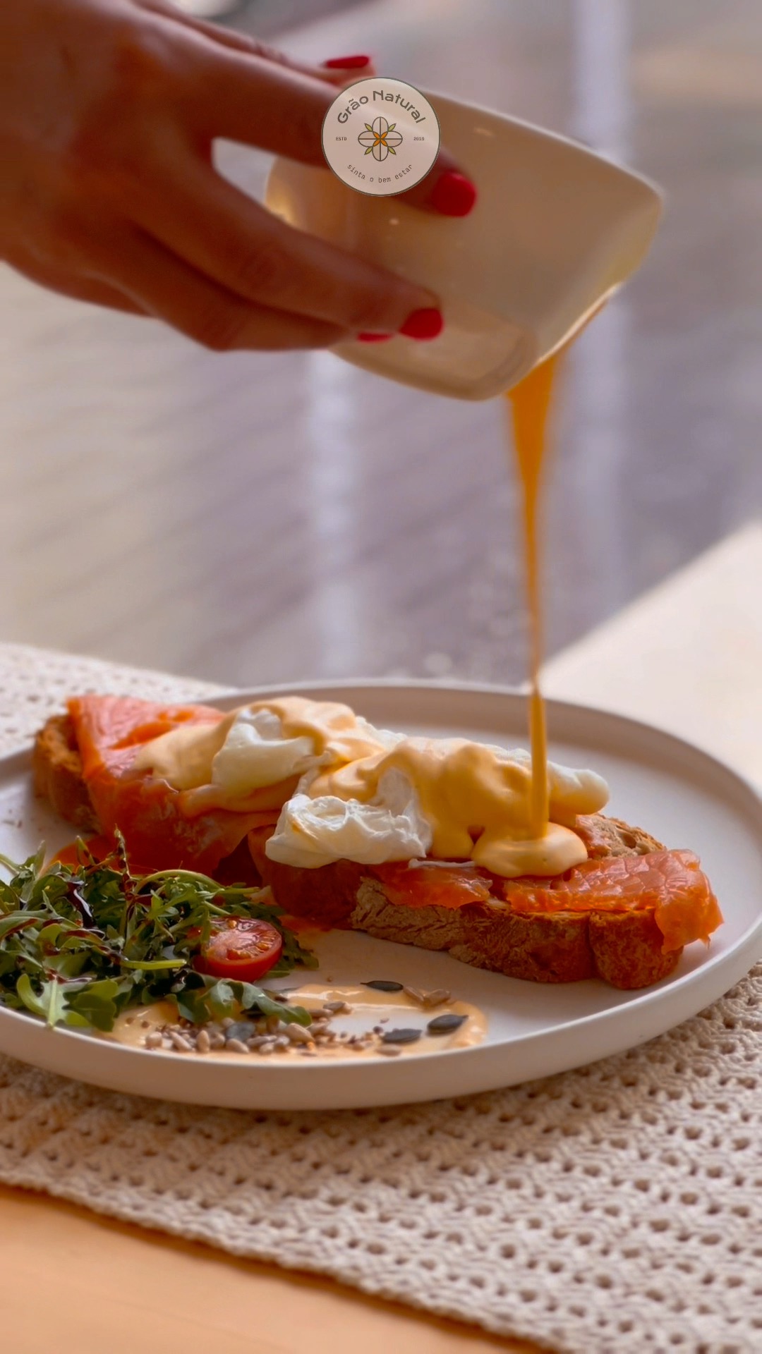 Sabias que hoje é Dia do Ovo? 🥚🤭
A estrela deste dia só podia ser a nossa Tosta Corajosa: com ovos escalfados, salmão ou bacon e molho benedict. Já experimentaste? 😍🌟
_
#graonatural #alimentaoteudia #arcosdevaldevez #comerbemviverbem #brunchlovers