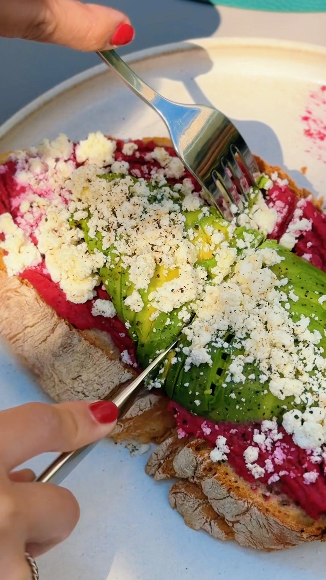 A tua próxima obsessão pode ser cor-de-rosa. 👀🩷
Húmus de beterraba, abacate, feta e mix de sementes. Uma combinação que vale a pena provar! 🤤
_
#graonatural #alimentaoteudia #arcosdevaldevez #comerbemviverbem #brunchlovers
:::